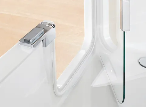 Tür der barrierearmen Dusch-Badewanne Twinline von Artweger.