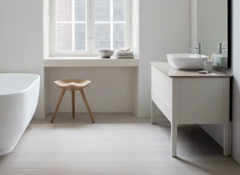 Kleines Badezimmer mit edel ausgestattet mit Möbeln der Serie luv von Duravit.