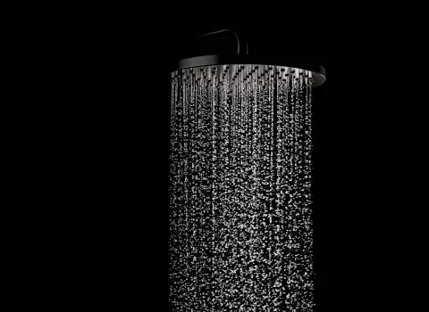 Schwarz-mate Regendusche von Dornbracht mit wassersparender FlowReduction-Funktion.