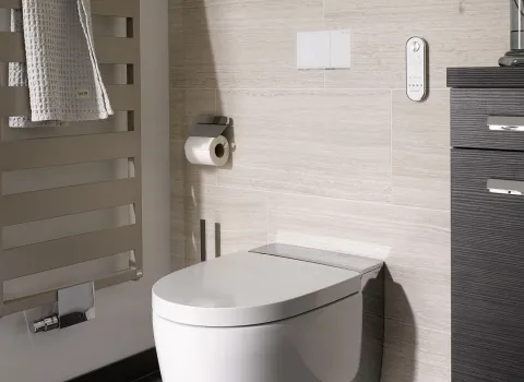 Ein wandmontiertes Geberit AquaClean Mera Comfort Dusch-WC, dass sich perfekt in die moderne Badezimmergestaltung einfügt.