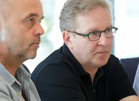 Männliche Teilnehmer eines Workshops von bad & heizung zum Thema Bad.