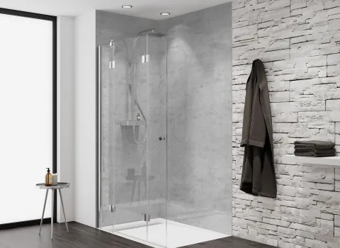 HSK Aperto Duschkabine mit bodenebenen Einstieg in einem modernen Badezimmer mit grauen Betonwänden und einer weißen Ziegelwand.