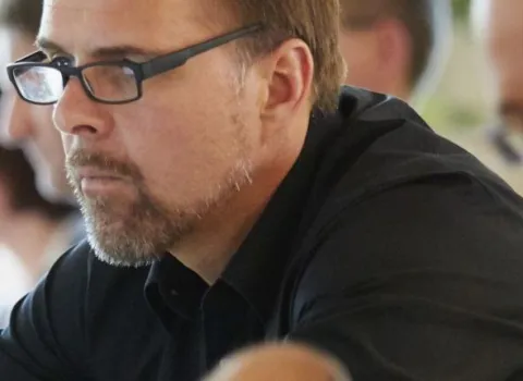 Männlicher Teilnehmer eines Workshops von bad & heizung zum Thema IT.
