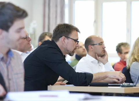 Bild eines Zuhörers bei einem Workshop zum Thema Marketing.