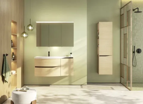 Ein helles und freundliches Badezimmer kombiniert moderne Badmöbel in Holzoptik mit klaren Linien und natürlichen Farben.
