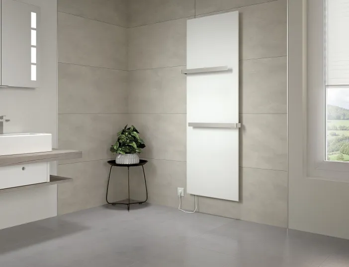 Modernes Badezimmer mit weißen Designheizkörper HSK Retango.