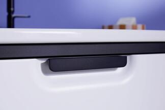 Nahaufnahme herausziehbares Schubfach im Waschtisch