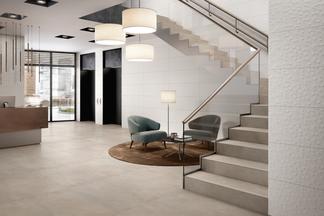 Hotellobby hell gefliest mit Treppenaufgang