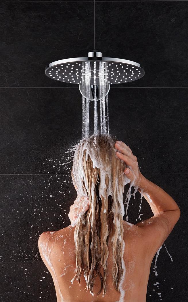 Blonde Frau wäscht Ihre Haare mit der SmartActive Kopfbrause von GROHE