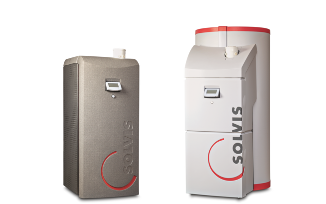 Zwei Heizanlagen von SOLVIS: links SolvisBen, rechts SolvisMax. Beide sind freigestellt vor weißem Hintergrund.