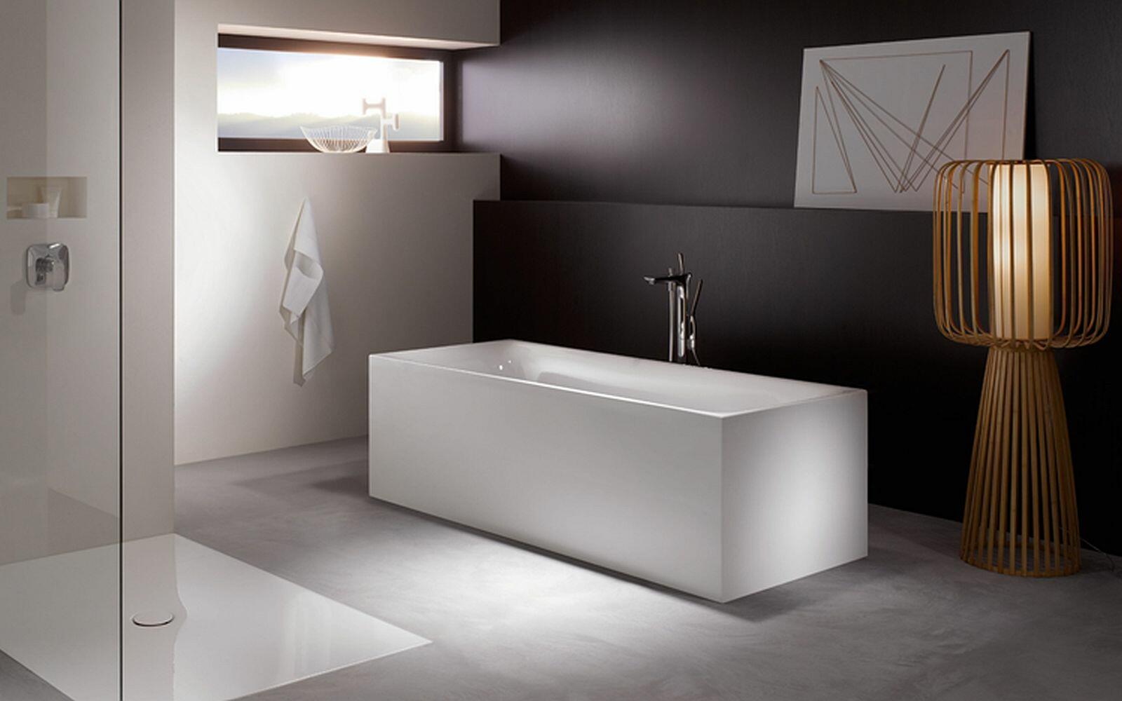 Weiße Badewanne BetteLux Oval Silhouette vor schwarzer Wand