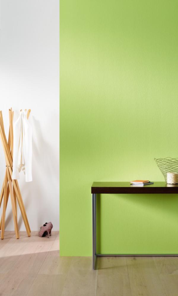 Wand in einem grasgrünen Farbton gestrichen