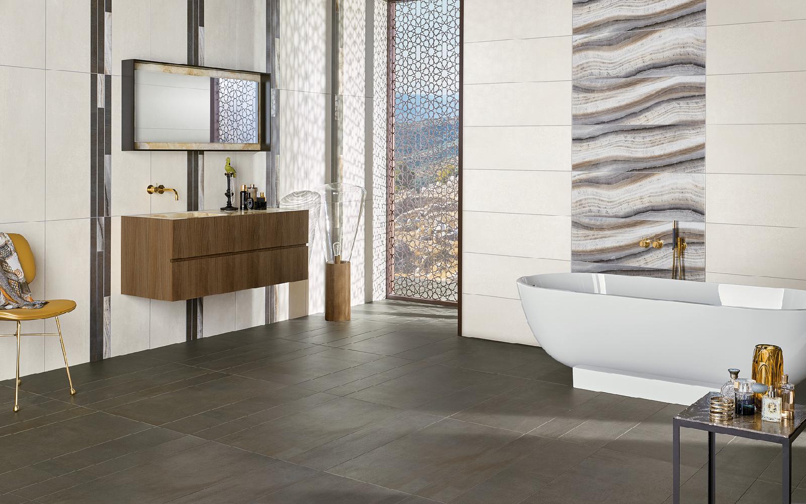 Badezimmer mit Highlights aus marmorierten Fliesen