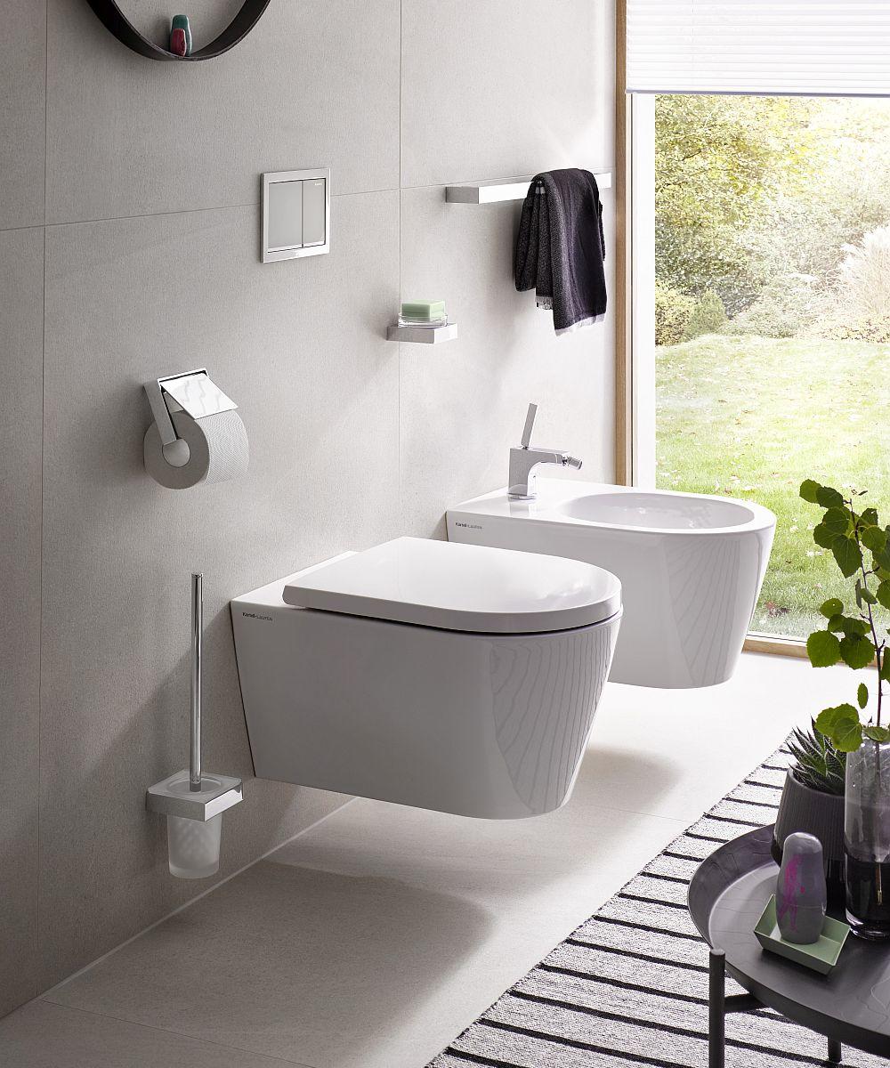 WC und Bidet mit Accessoires der Serie liaison von Emco