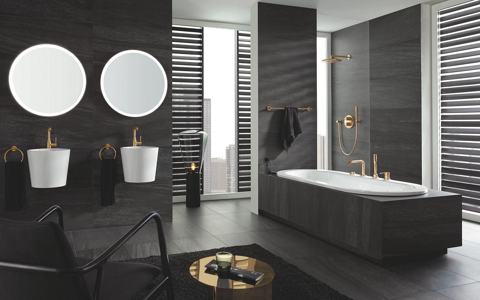 Dunkles, edles Komplettbad von GROHE mit zwei Spiegeln und verkleideter Wanne