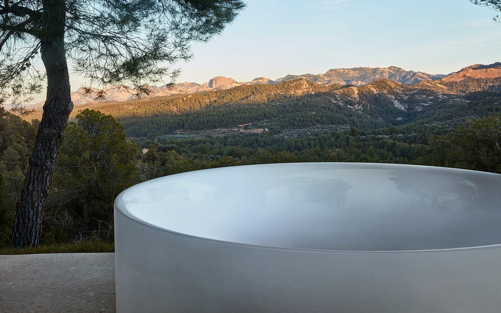 BettePond_Silhouette vor Naturkulisse