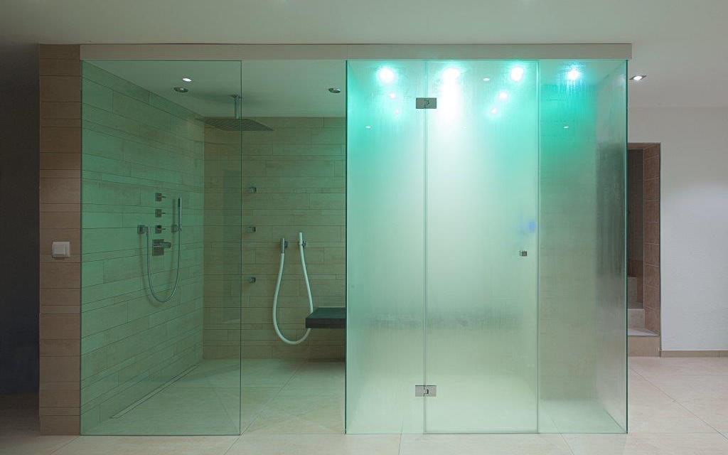 Dampfdusche mit Lichteffekt in grün