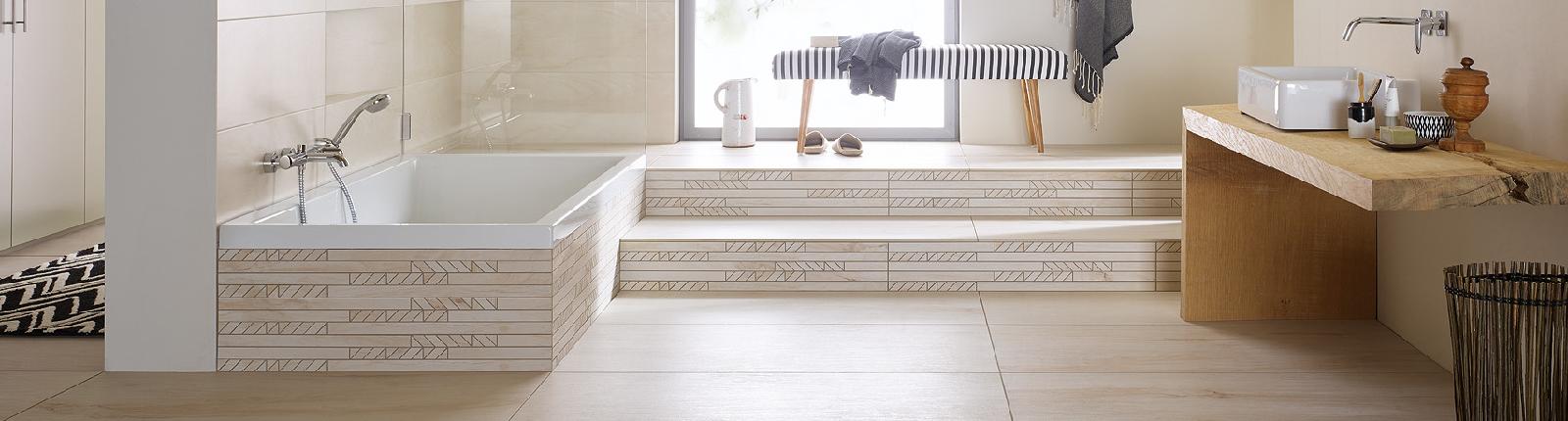 Helles Bad mit naturfarbenen Fliesen